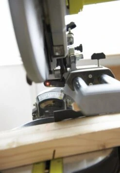 Ryobi EMS254L Afkortzaag Met Laser - 2000W - 254mm - 5133001202 6 Ryobi EMS254L Afkortzaag Met Laser - 2000W - 254mm - 5133001202 -HandelFix Winkel 09cd7b308d1c740ea4f065988c27e926