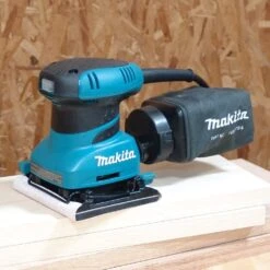 Makita BO4556K Vlakschuurmachine In Koffer - 200W - 112 X 102mm -HandelFix Winkel 34b16df6ea8355c451e11accdb755f8a