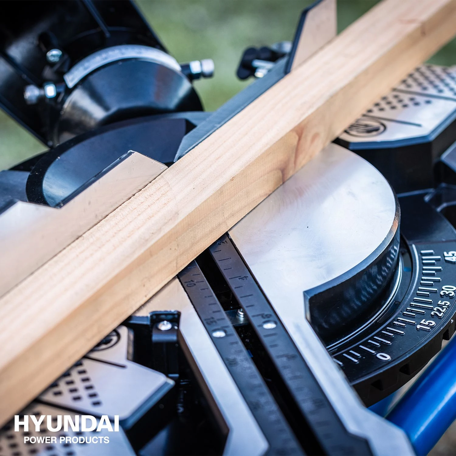 Hyundai 56256 Radiaal Afkortzaag - 1800W - 305mm (2x 45°) 8 Hyundai 56256 Radiaal Afkortzaag - 1800W - 305mm (2x 45°) - Afbeelding 6