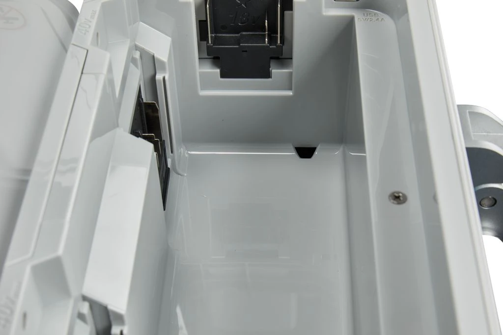 Makita CW002GZ 40V Max Vries- /koelbox Met Verwarmfunctie Body - 50L 6 Makita CW002GZ 40V Max Vries- /koelbox Met Verwarmfunctie Body - 50L - Afbeelding 4